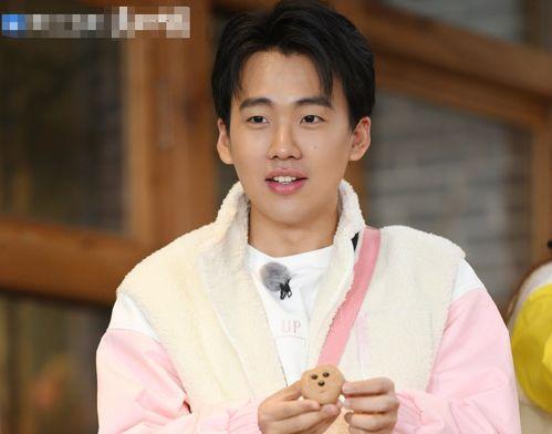 成毅吃西山瓜,探寻夏日清新滋味