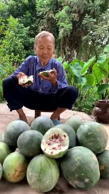 孙子吃瓜吃的特别好