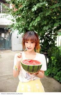 吃瓜西瓜少女视频,少女与西瓜的欢乐互动瞬间