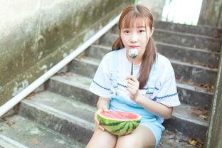 吃瓜西瓜少女视频,少女与西瓜的欢乐互动瞬间