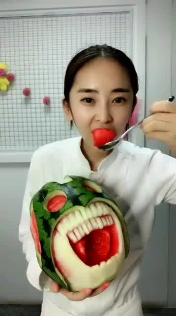 美女吃瓜甜视频,美女品尝美味，视觉与味蕾的双重享受