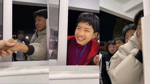 学生围观吃瓜图片,围观吃瓜，揭秘学生圈层文化现象