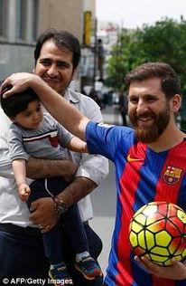 学生围观吃瓜图片,围观吃瓜，揭秘学生圈层文化现象