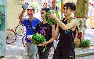 学校教室吃瓜,教室里的夏日清凉时光