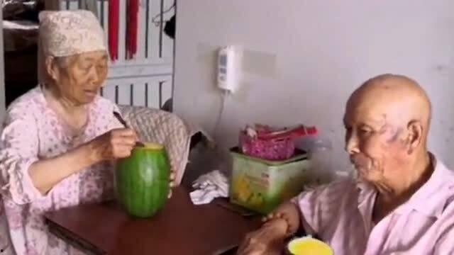 奶奶吃的瓜怎么写,瓜果飘香里的温馨时光