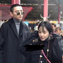 情侣假装拍照吃瓜,情侣假装拍照，揭秘隐藏的“吃瓜”乐趣